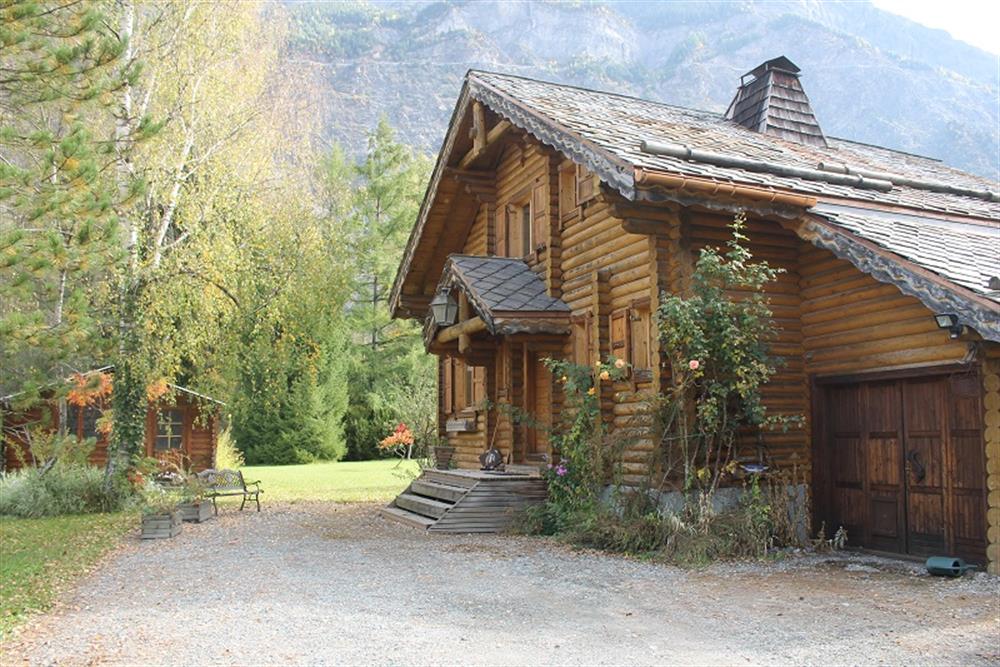 Bourg D Oisans Chalet In Solid Wood With Large Garden