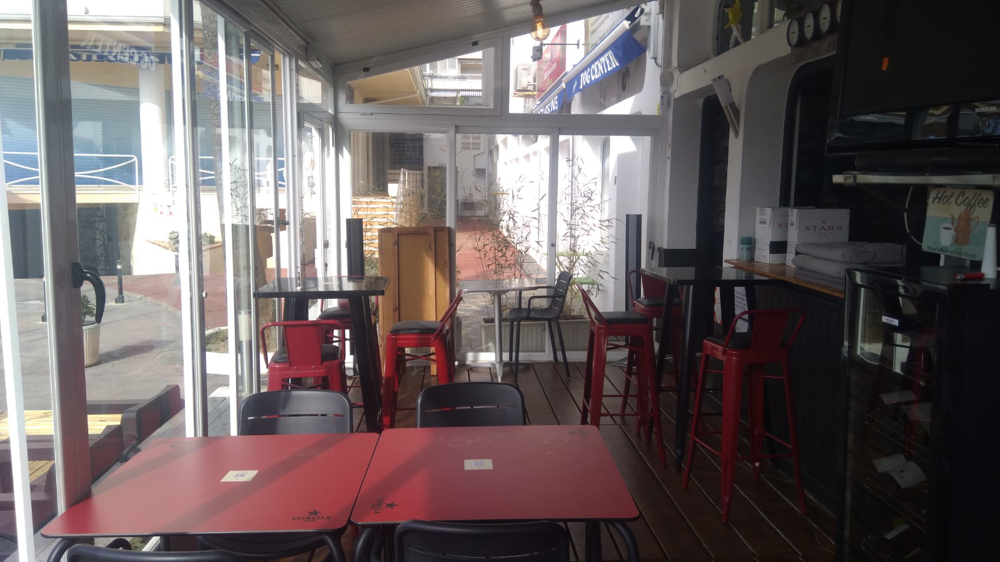 Bar lounge, restaurant, en el puerto de Empuriabrava, Cataluña, España