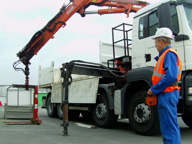 GRUE AUXILIAIRE DE CHARGEMENT