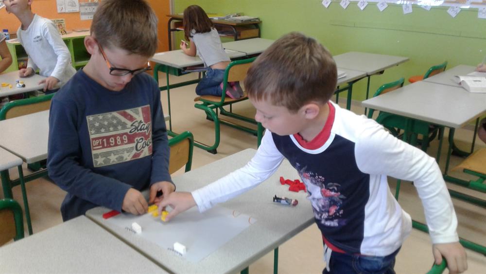 Ateliers De Travail De Groupe En Cp Ce1 Pour Apprendre A Se Reperer Dans L Espace De La Classe