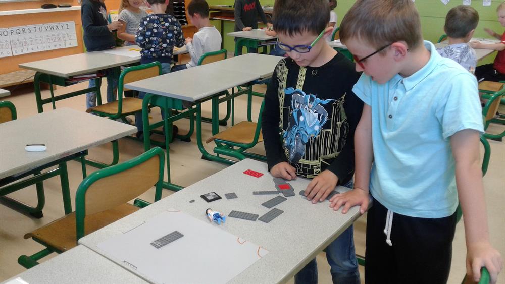 Ateliers De Travail De Groupe En Cp Ce1 Pour Apprendre A Se Reperer Dans L Espace De La Classe